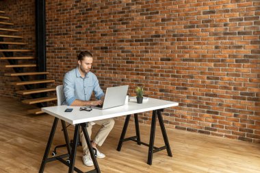 Akıllı gündelik giyimli bir adam içeride giyer.