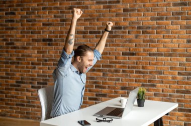 Akıllı gündelik giyimli bir adam içeride giyer.