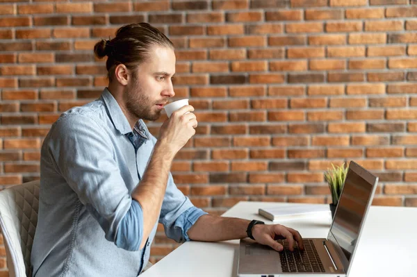 Een man in slim casual dragen indoor — Stockfoto