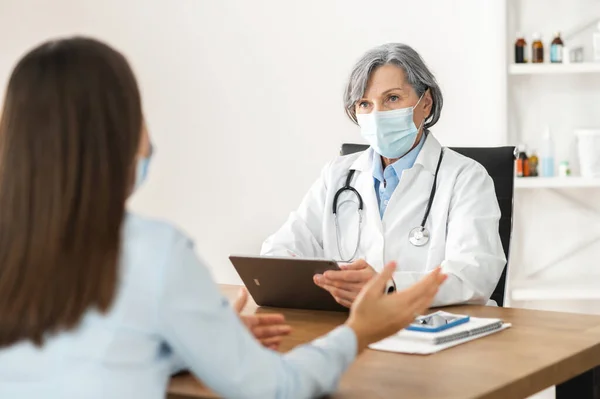 Médica sênior discutindo os resultados dos pacientes — Fotografia de Stock