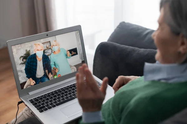 Старша леді розмовляє зі своєю сім'єю онлайн — стокове фото