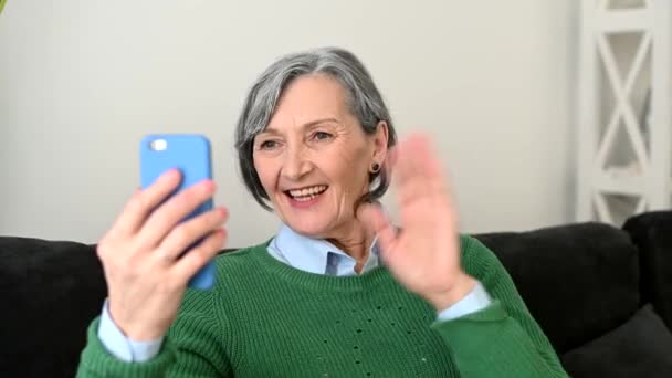 Starsza siwowłosa kobieta wewnątrz — Wideo stockowe