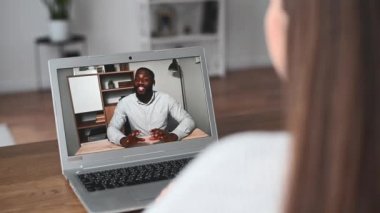 Genç bir kadın video görüşmesi için dizüstü bilgisayar kullanıyor.