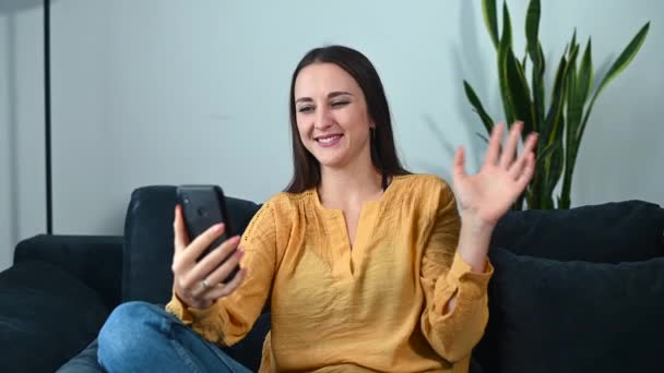 Una mujer joven en camisa casual interior — Vídeos de Stock