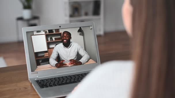Młoda kobieta używa laptopa do rozmowy wideo — Wideo stockowe