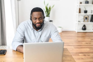 Afrikalı Amerikalı adam internetten ürün satın alıyor.