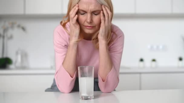 Svidande smärtstillande tablett i glas — Stockvideo