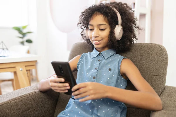 Una chica afroamericana con un smartphone — Foto de Stock