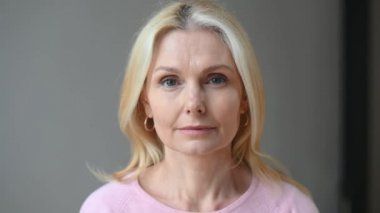 Çekici orta yaşlı bayan.