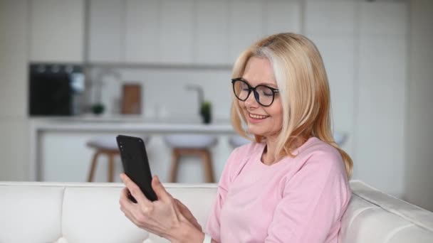 Encantadora mujer con teléfono inteligente interior — Vídeos de Stock