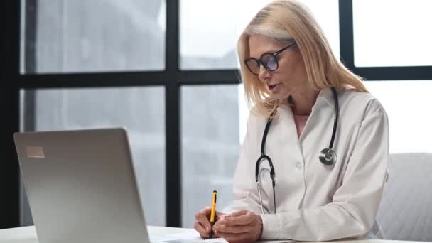 Consulta online com uma médica do sexo feminino — Vídeo de Stock