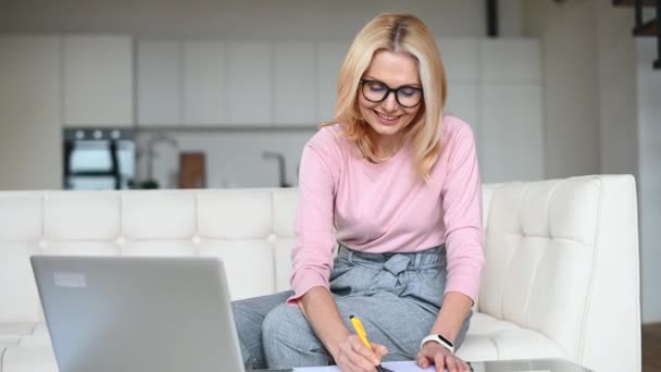 Encantadora mujer con un ordenador portátil interior — Vídeos de Stock