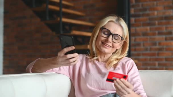 Bájos nő fizet okostelefonnal — Stock videók