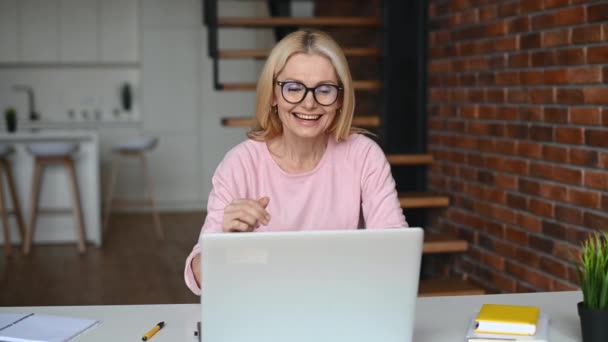 Encantadora mujer de negocios interior — Vídeos de Stock