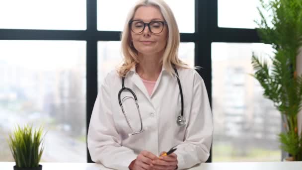 Consultation en ligne avec une femme médecin — Video