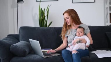 Bir anne evde çalışıyor.