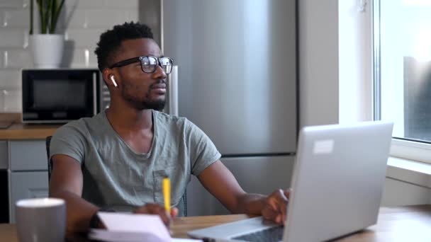 Egy afro-amerikai srác az otthoni irodában. — Stock videók
