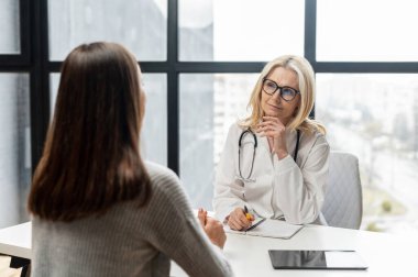 Hastane ofisinde doktor randevusu.