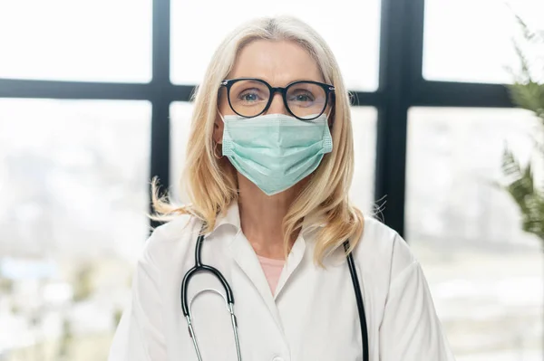 Um médico usando máscara protetora — Fotografia de Stock