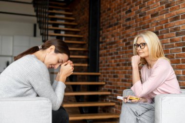 Ofisteki bir psikoterapistle terapi seansı