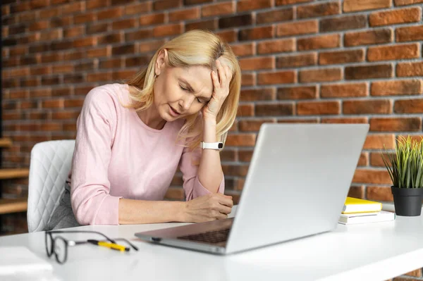 Una encantadora mujer de negocios de mediana edad — Foto de Stock