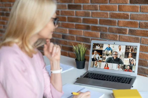 Una donna d'affari di mezza età che parla online — Foto Stock