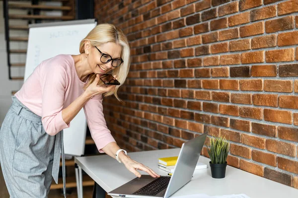 Een charmante zakenvrouw van middelbare leeftijd — Stockfoto