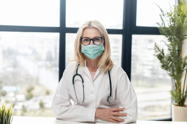 Médico feminino usando máscara facial — Fotografia de Stock