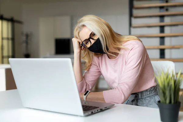 Personal de oficina con máscara facial — Foto de Stock