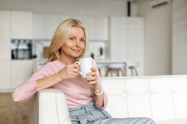 Büyüleyici orta yaşlı kadın içeride.