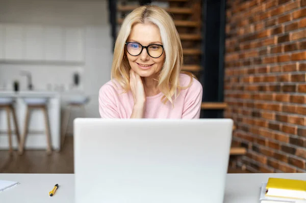 Cheeful busnesswoman in modern office — Stock fotografie