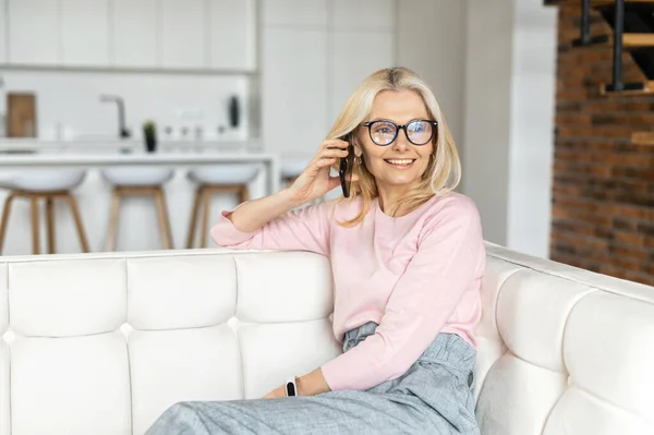 Encantadora mujer de mediana edad interior — Foto de Stock