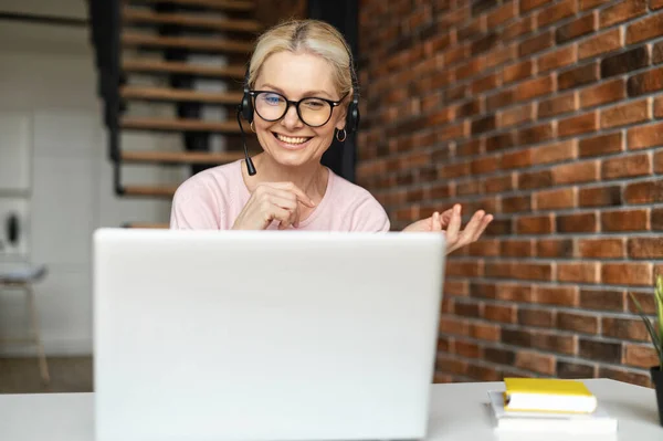 Cheeful busnesswoman in modern office — Stock fotografie