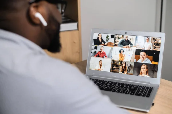 Nahaufnahme eines Laptops mit Personenprofilen — Stockfoto