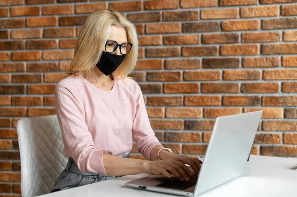 Ufficio personale indossando maschera — Foto Stock