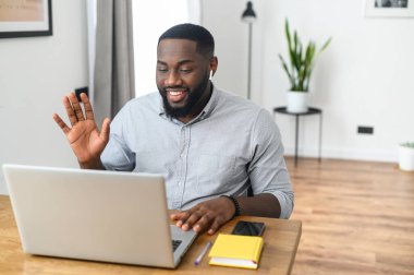 Video konferansında gülümseyen Afrikalı Amerikalı adam
