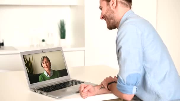 Un tip care foloseşte un laptop pentru apeluri video — Videoclip de stoc