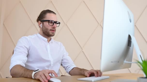 Overjoyed funcionário do escritório masculino — Vídeo de Stock