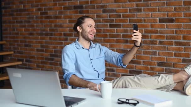 Een man met een videogesprek aan de telefoon. — Stockvideo