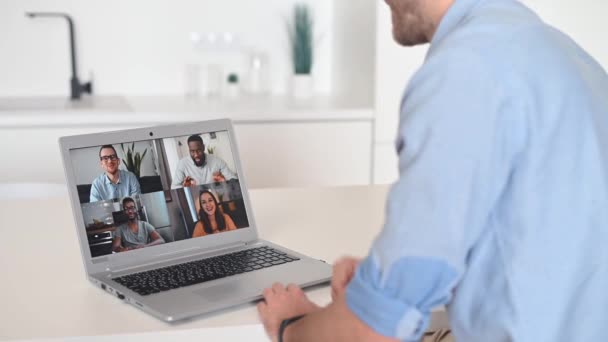 Facet używający laptopa do rozmowy wideo — Wideo stockowe
