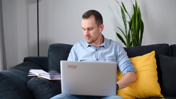 Un tipo inteligente con camisa casual inteligente — Vídeos de Stock