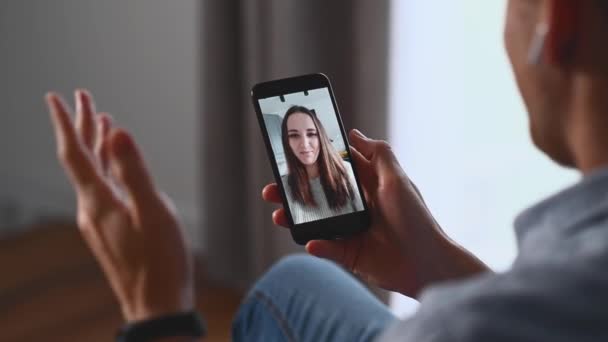 Un ragazzo intelligente in camicia casual intelligente — Video Stock