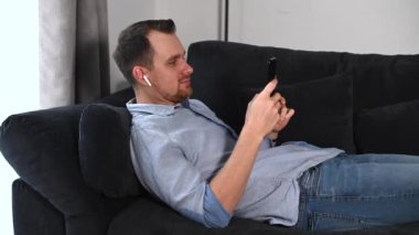 Akıllı ve rahat gömlekli bir adam.