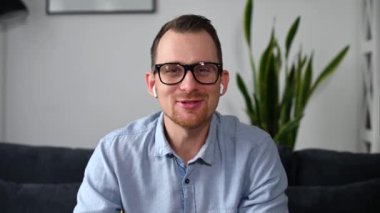 Akıllı ve rahat gömlekli bir adam.