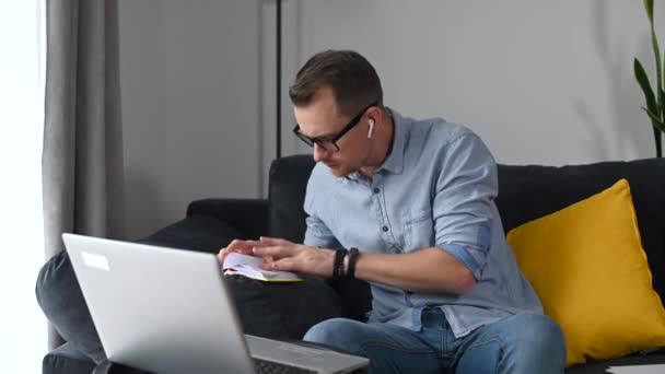 Een intelligente man in slim casual shirt — Stockvideo