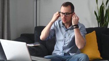 Akıllı ve rahat gömlekli bir adam.