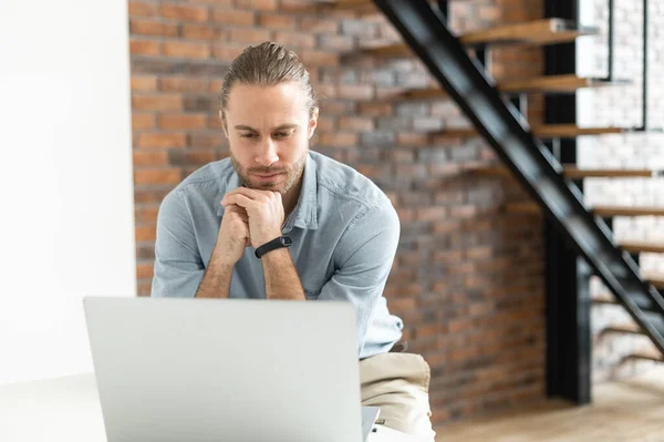 Mannelijke ondernemer werkt online aan het project — Stockfoto