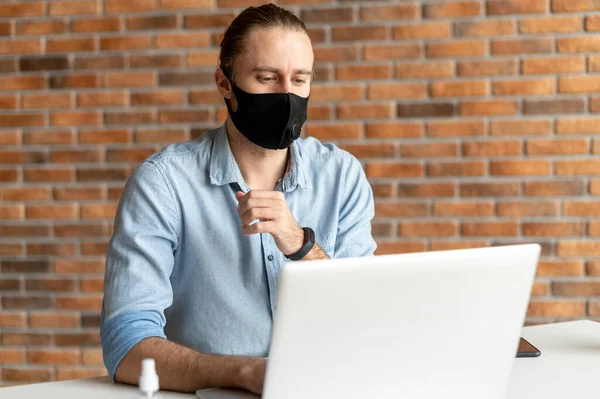 Молодий офісний працівник у чорній масці для обличчя — стокове фото