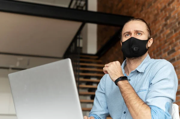 Молодий офісний працівник у чорній масці для обличчя — стокове фото
