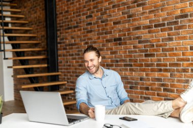 Rahatlamış milenyum genç serbest çalışanı ara veriyor.